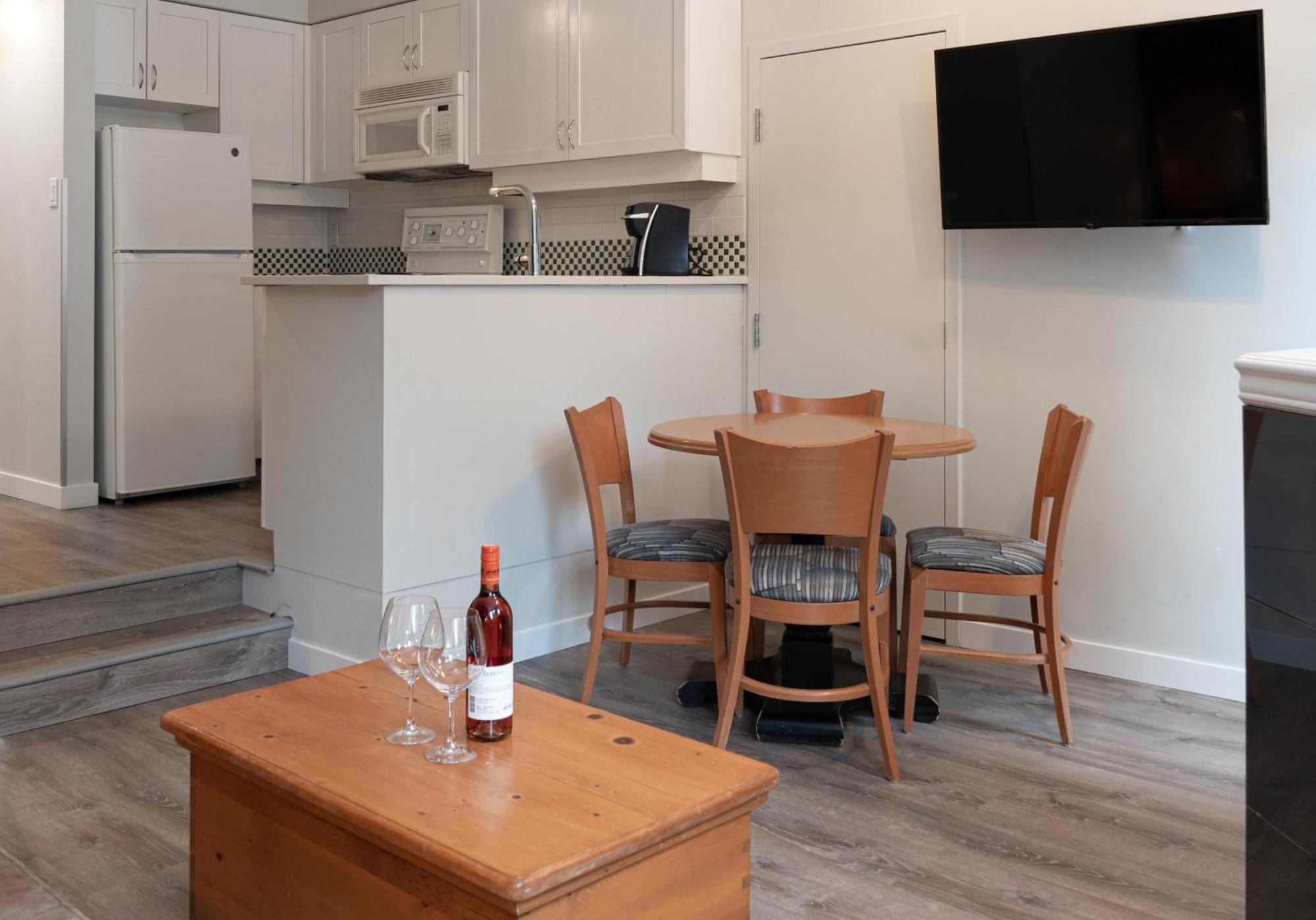 Alpenglow Lodge Family Studio With Murphy Bed By Mva Whistler Eksteriør bilde